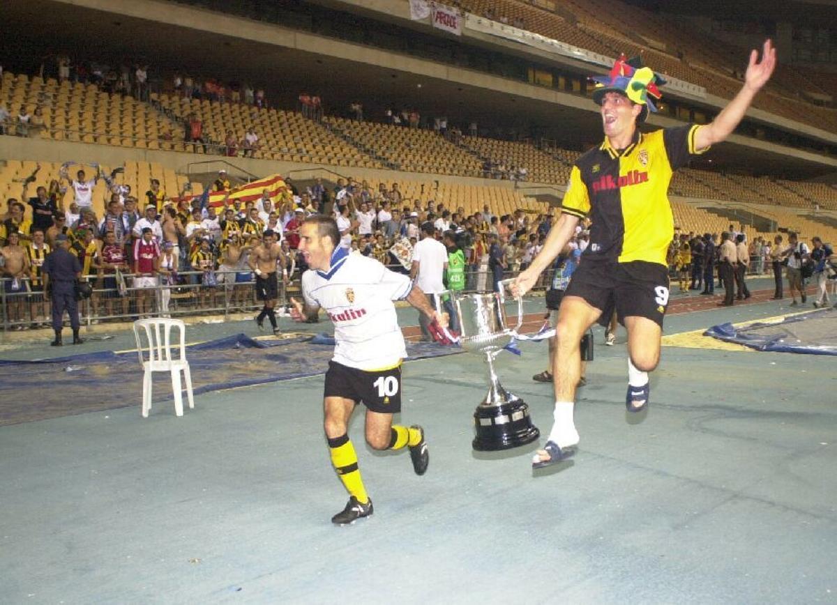30/06/2001SEVILLAFINAL COPA DEL REY DEL FUTBOL: CELTA DE VIGO - REAL ZARAGOZA. ANDER GARITANO Y YORDI PASEAN LA COPA POR EL ESTADIO.FUTBOL. REAL ZARAGOZA. COMPETICIONES FUTBOL. COPA DEL REY.EDUARDO BAYONA Y JAIME GALINDOCAMARA DIGITAL. FUTBOL. REAL ZARAGOZA. COMPETICIONES FUTBOL. COPA DEL REY