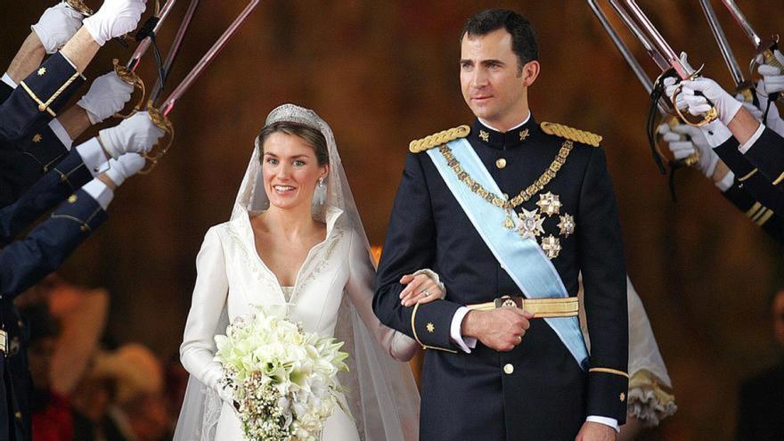 Libros, joyas y un cerezo: los regalos de Extremadura en la boda de Felipe y Letizia, hace 20 años