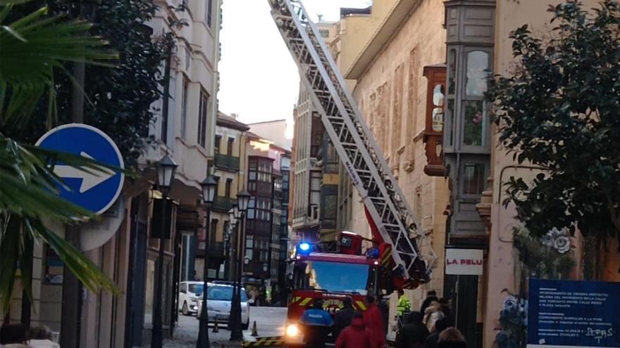 Los bomberos de Zamora intervienen por la caída de cascotes en San Torcuato