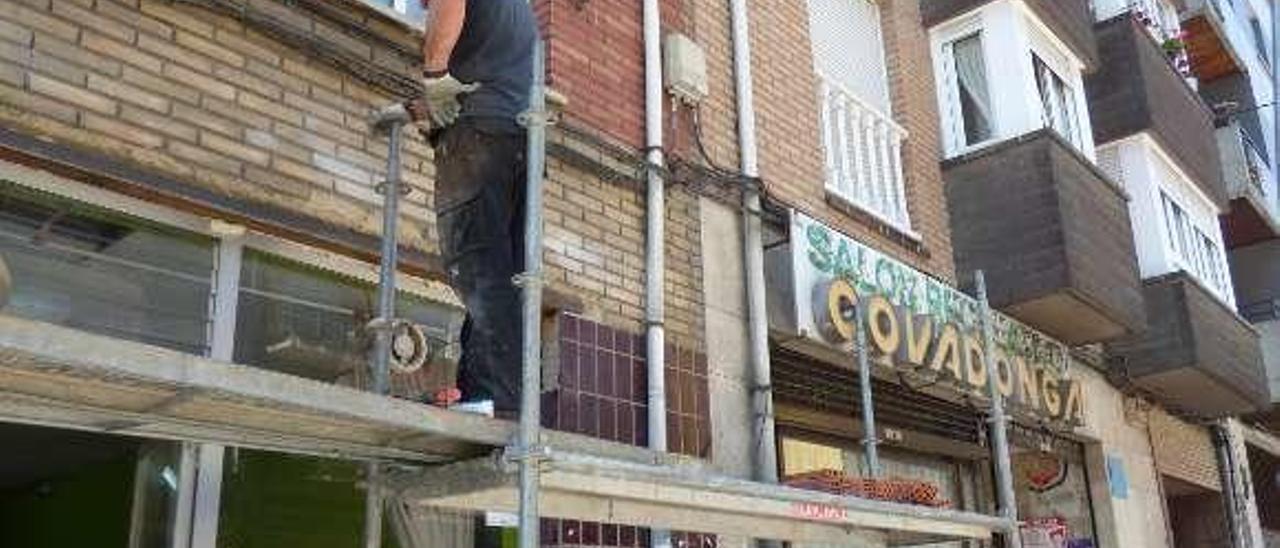 Un operario, ayer, estabilizando el cargadero de la puerta.