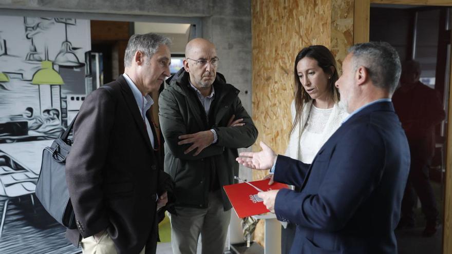 Por la izquierda, Eduardo Cuesta, Víctor Meana, Ángela Pumariega y Luis Díaz, este viernes por la mañana en la sede de Gijón Impulsa.