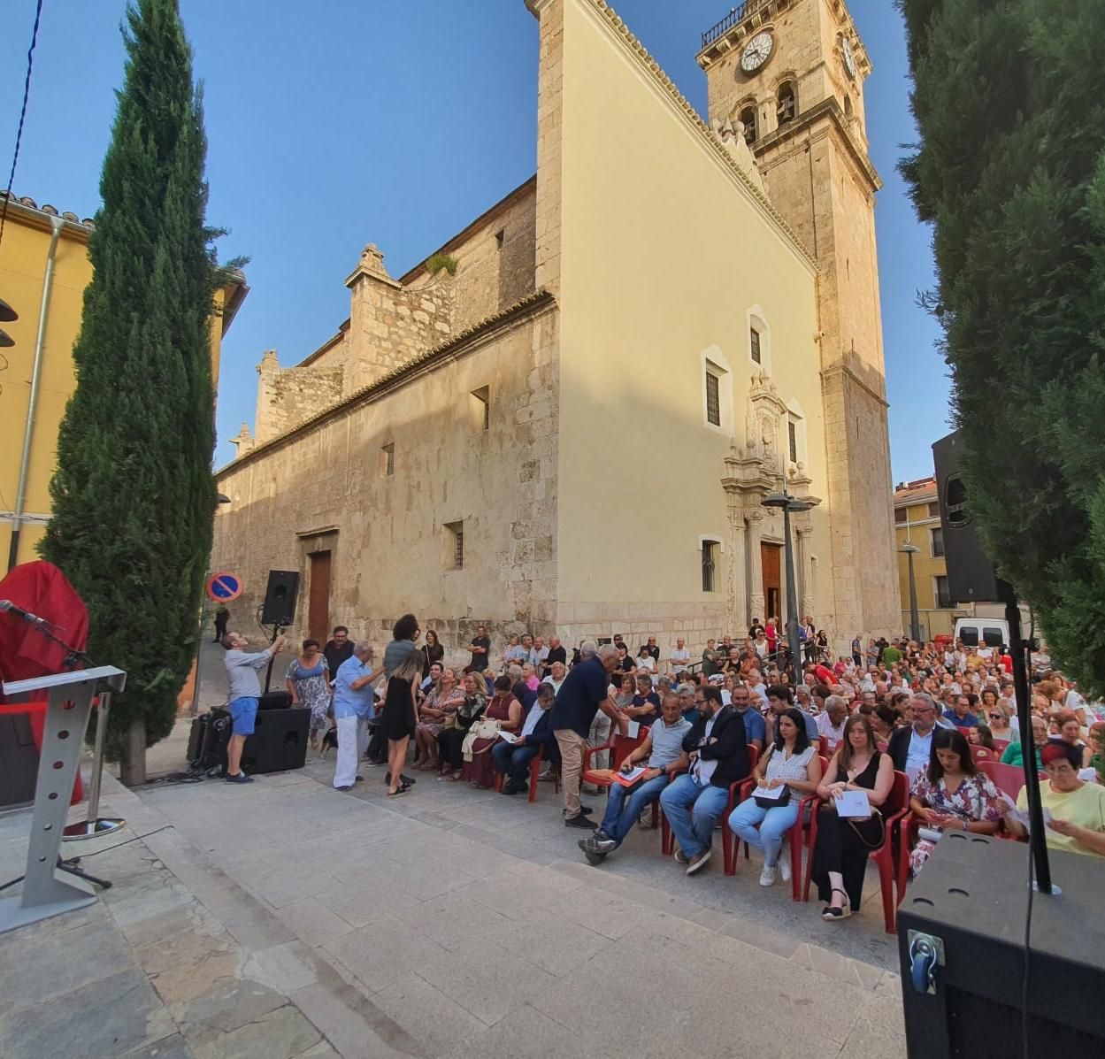 El homenaje póstumo en la plaza de Santa María en Villena.