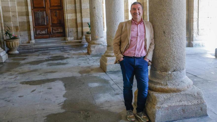 Miguel Méndez posa en el Pazo de Raxoi tras su visita a Santiago de Compostela