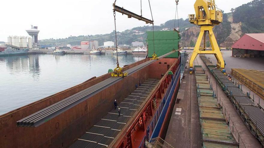 Estiba de carril de Arcelor-Mittal en El Musel.