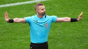 01/07/2024 01 July 2024, North Rhine-Westphalia, Duesseldorf: Referee Glenn Nyberg gestures during the UEFA Euro 2024 round of 16 football match between France and Belgium at the Duesseldorf Arena. Photo: Marcus Brandt/dpa DEPORTES Marcus Brandt/dpa