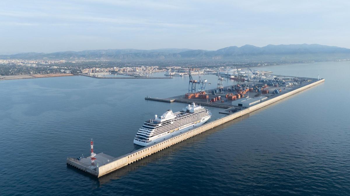 Un crucero atracado en PortCastelló.