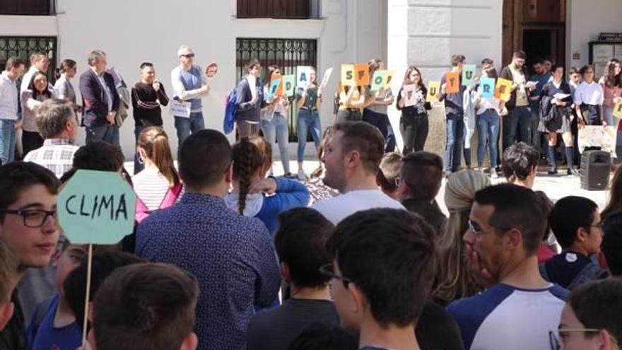 Cientos de alumnos contra el cambio climático en la Plaça Major