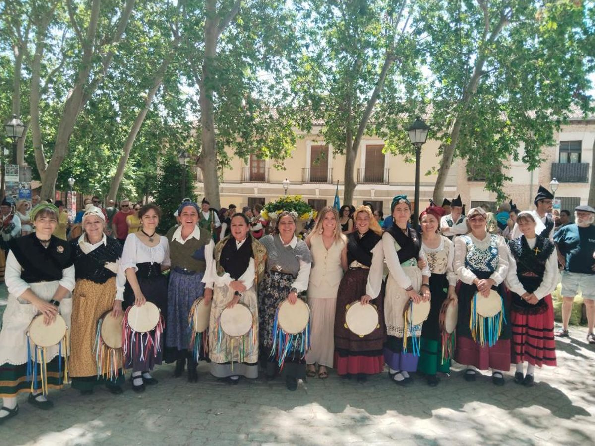 Olaya Romano, en el centro de blanco, con un grupo de pandereteras.