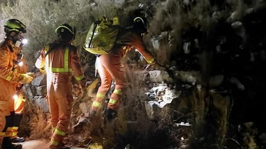 Los bomberos en la extinción de un incendio en Llutxent este miércoles por la noche.