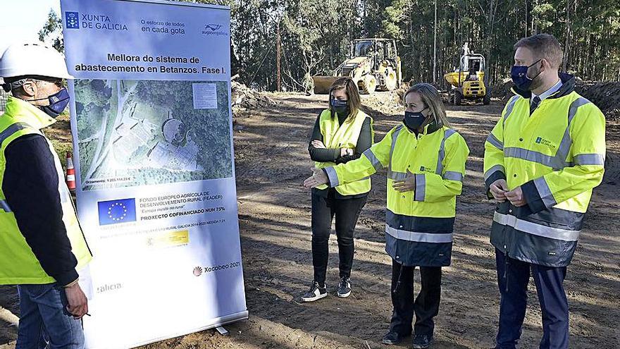 Ethel Vázquez, segunda por la dcha., durante su visita a las obras.