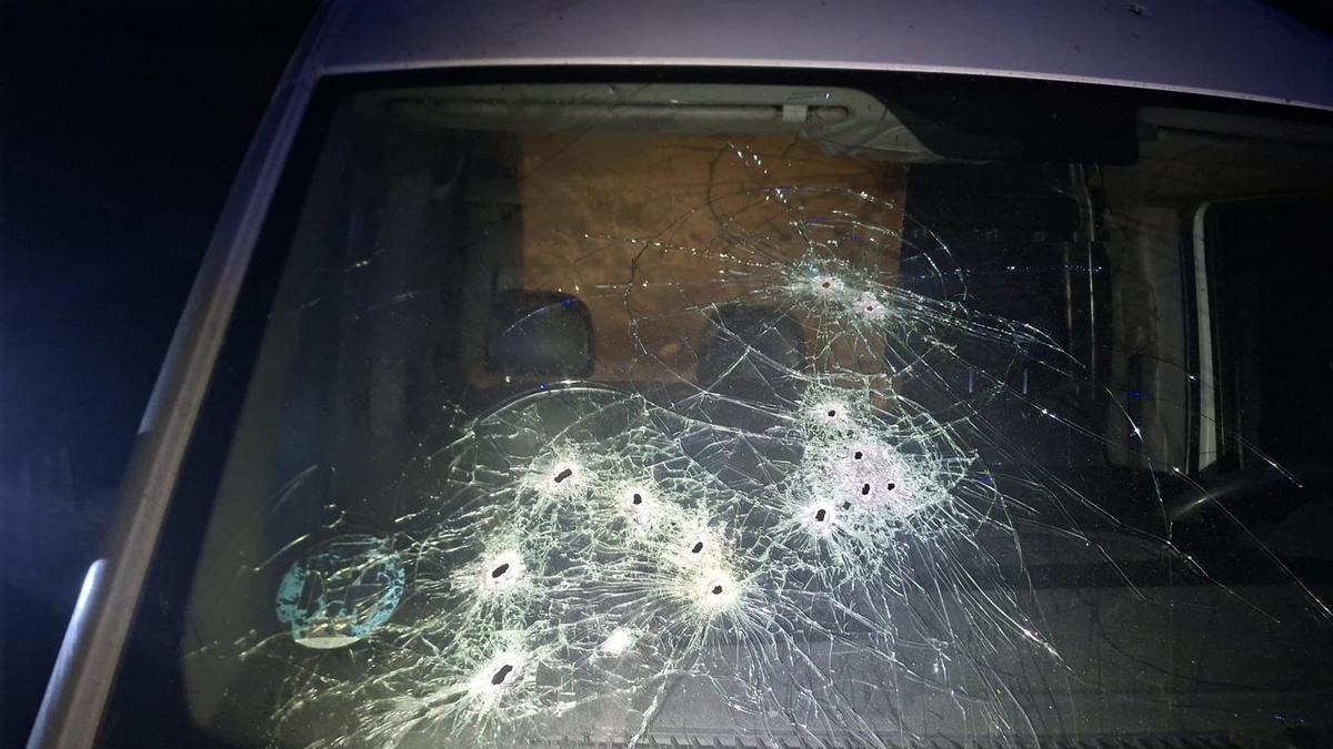 Imagen del vehículo de la Guardia Civil tiroteado.