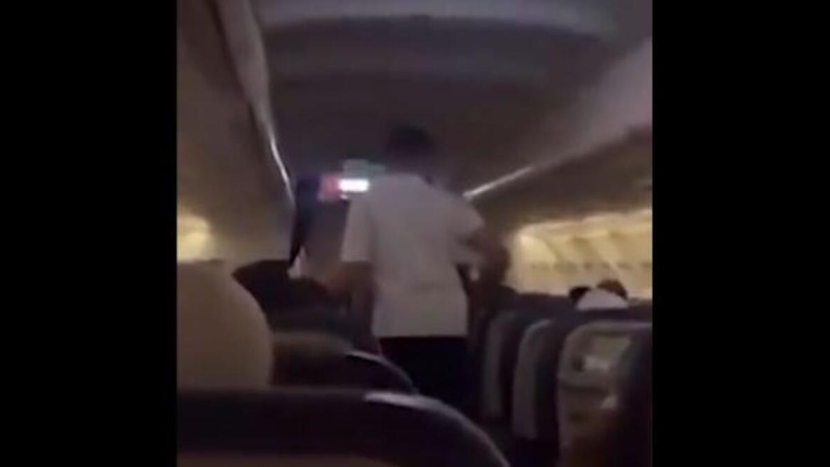Vídeo: Los pasajeros de este avión se quedan en shock en pleno vuelo al enterarse de que el piloto acaba de fallecer