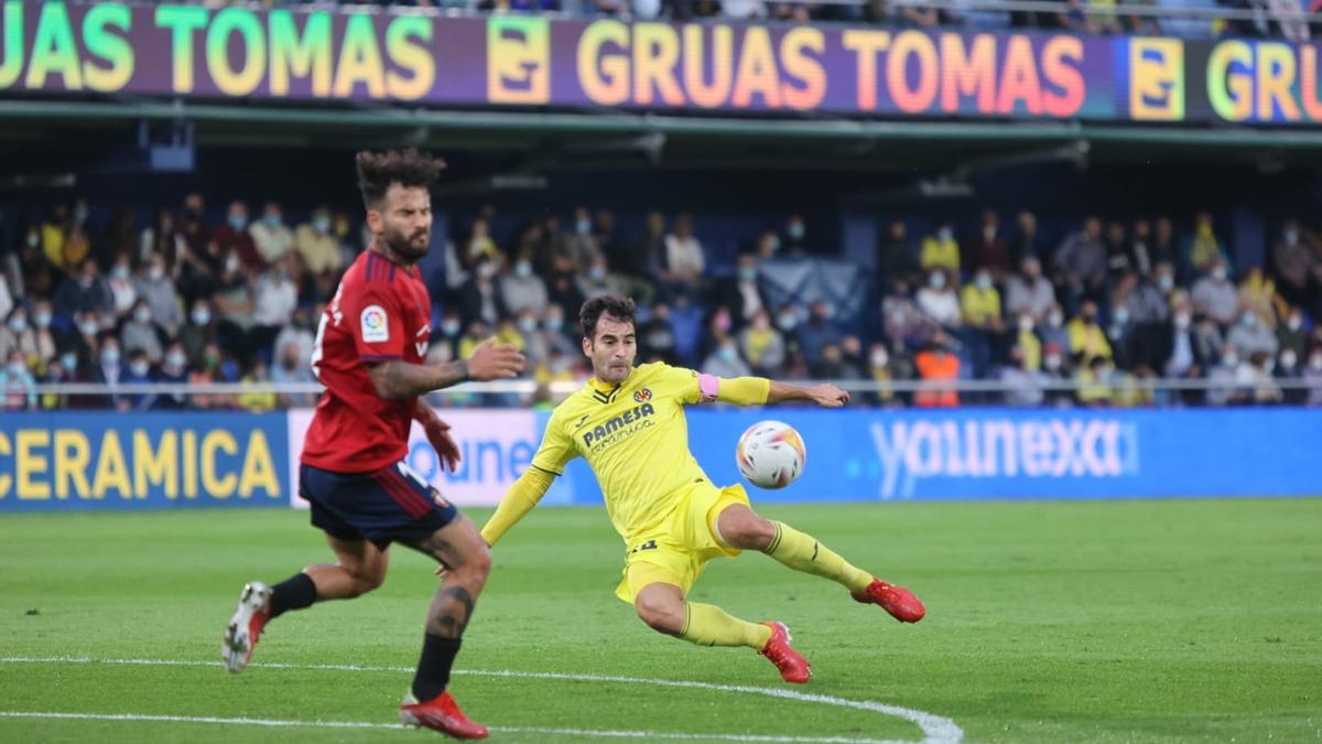 Manu Trigueros intenta rematar ante la presencia de Rubén García.