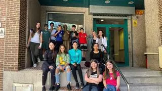 16 alumnos del Al-Qázeres conocen la redacción de El Periódico Extremadura en Cáceres
