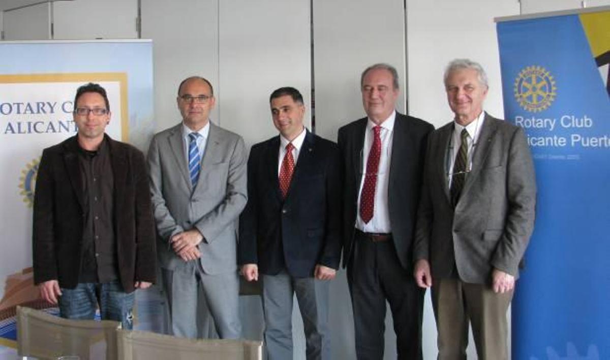 Alimento y becas con el Rotary Club