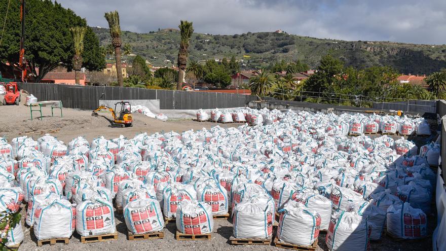 La uralita de la glorieta de  Santa Brígida se traslada en contenedores al Puerto