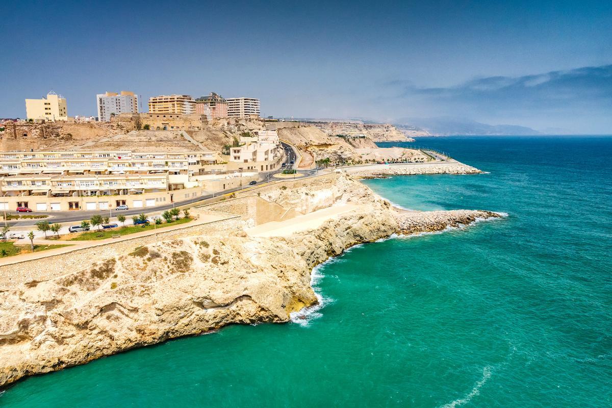 La ciudad amurallada de Melilla está construida sobre un peñón frente al Mediterráneo