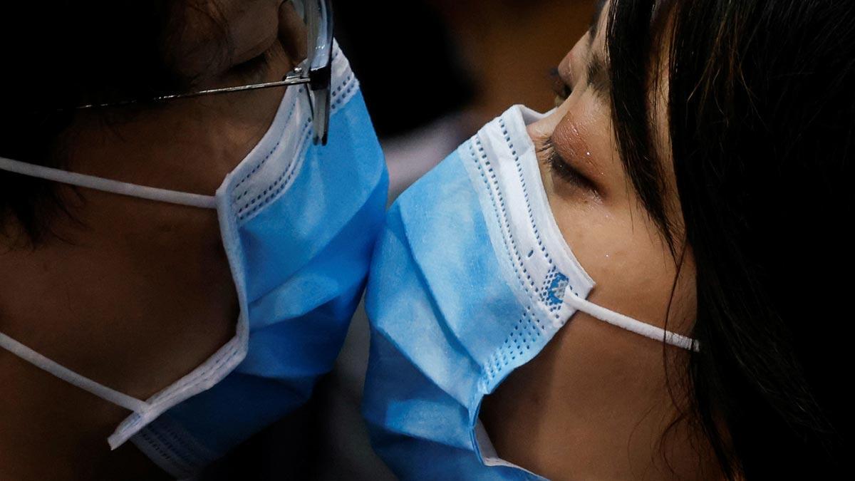 Beso con mascarilla en el metro de Shangái