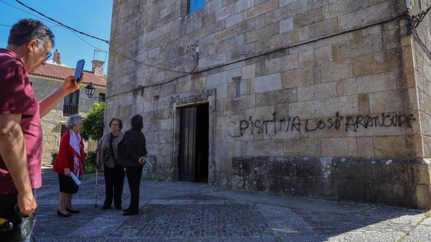 El vandalismo cruza una línea roja en Cambados: pintan la fachada de la iglesia de San Benito de Fefiñáns
