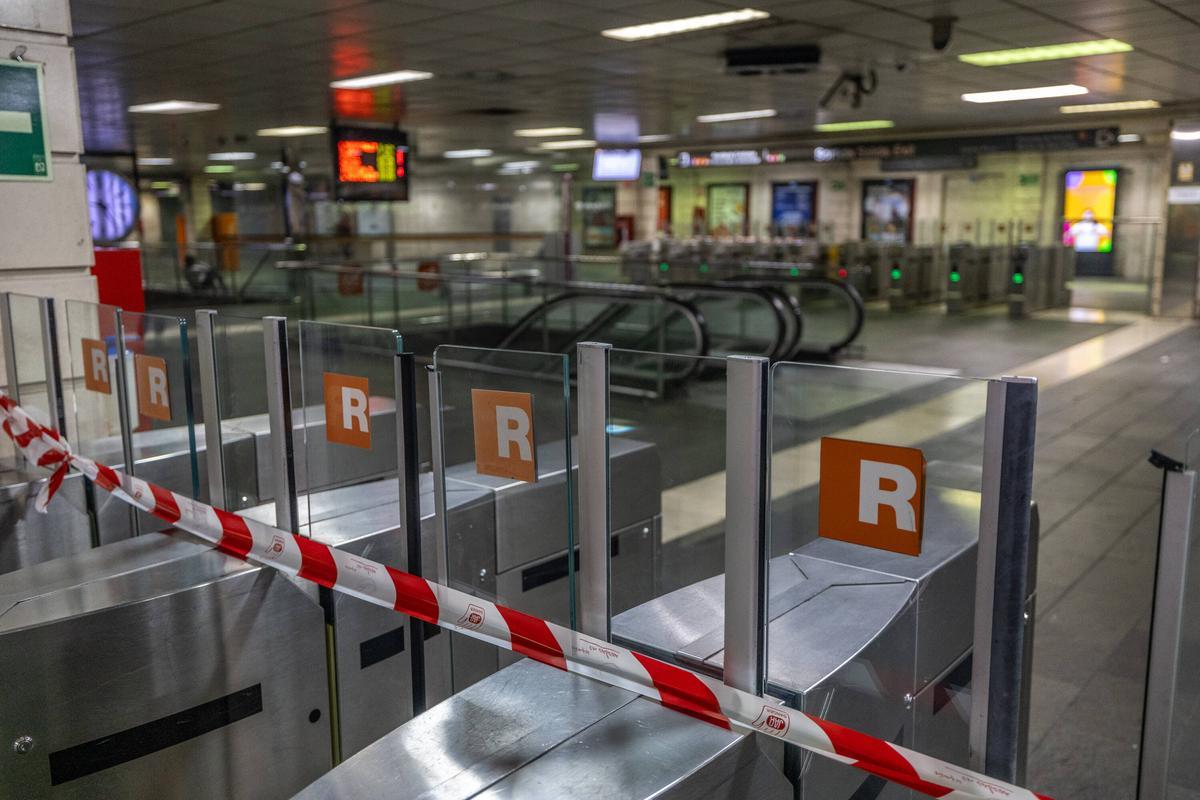 barcelona 12/05/2024 Sociedad. Parados los trenes de Rodalies por robo de cable en Montcada. - Rodalies Plaça de CAtalunya. AUTOR: JORDI OTIX