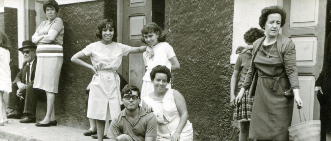 Unos vecinos de La Isleta con las alfombras del Carmen, en la década de 1960. | | FEDAC