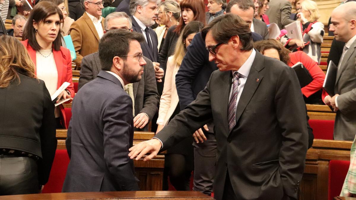 El líder del PSC, Salvador Illa, toca el braç del president de la Generalitat, Pere Aragonès.