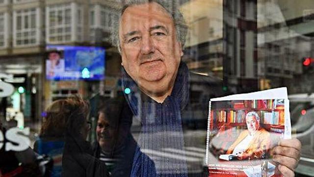 O escritor Antonio Tizón, coa galerada do seu libro.