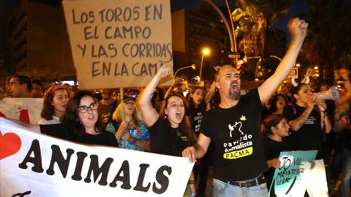 Manifestación ante la plaza de toros Monumental de Barcelona contra un posible regreso de las corridas, ayer.