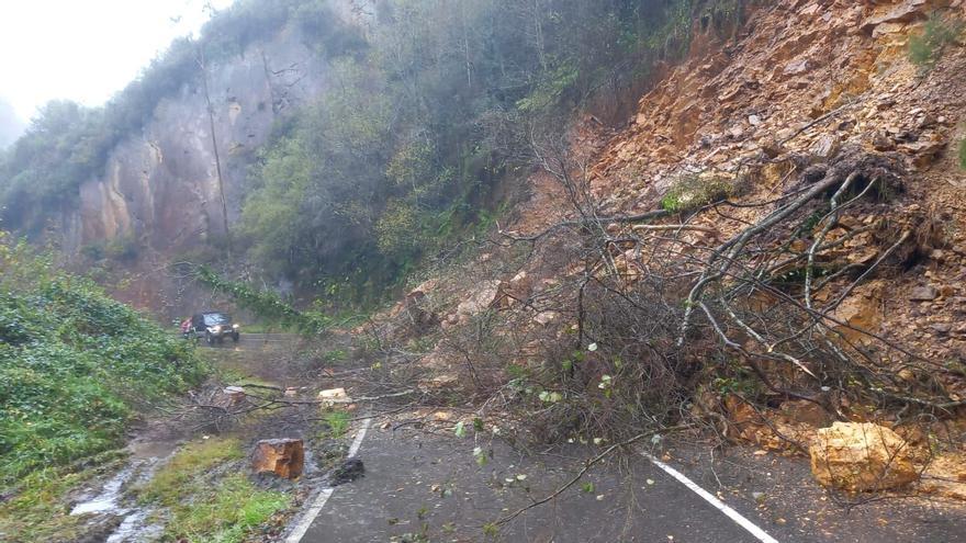 El Oriente argaya tras la tormenta: recuento de desprendimientos y carreteras cortadas