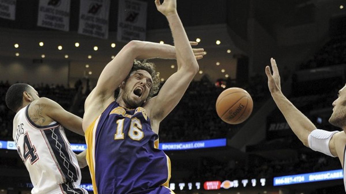 Pau Gasol pierde el balón por el bloqueo de Brook López (derecha) y Devin Harris (izquierda) de los Nets, el domingo.