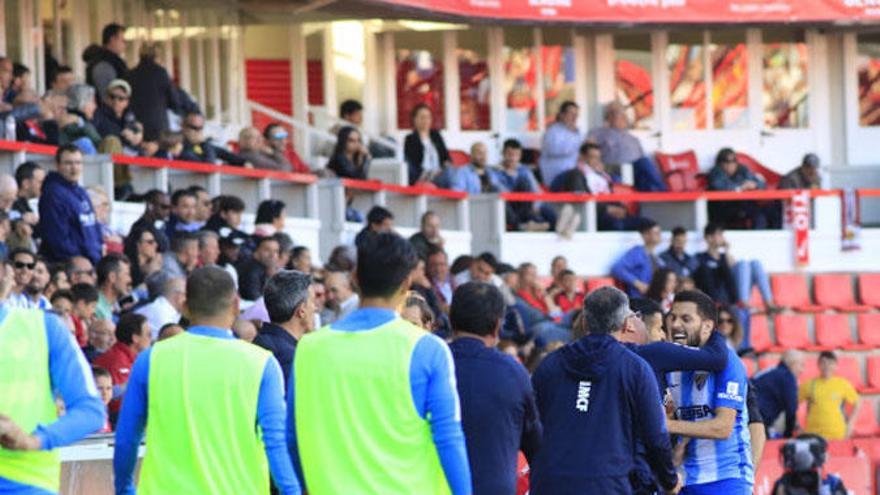 Pacheco celebra el gol con el banquillo malaguista.