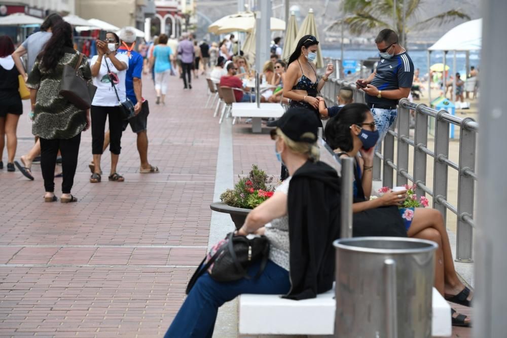 Las mascarillas invaden Las Canteras