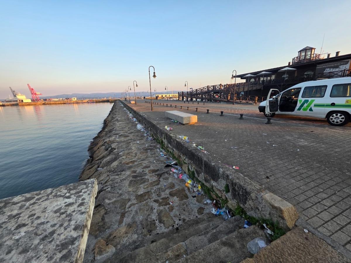 La basusa acumulada en la zona portuaria desde hace dos días. La basusa acumulada en la zona portuaria desde hace dos días.