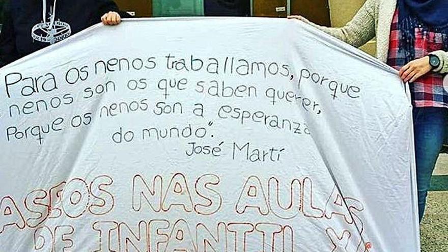 Pancarta de madres ante el Concello de Oleiros y cartel de un escolar pidiendo los aseos.