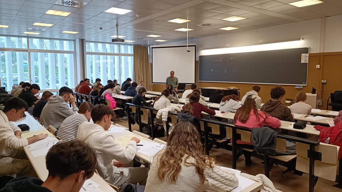 Estudiants fent la prova Cangur a la Facultat de Ciències Econòmiques i Empresarials de la UdG, en una imatge d'arxiu.