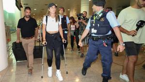 Alexia Putellas llegando a Barcelona tras sufrir una ruptura de ligamento cruzado anterior