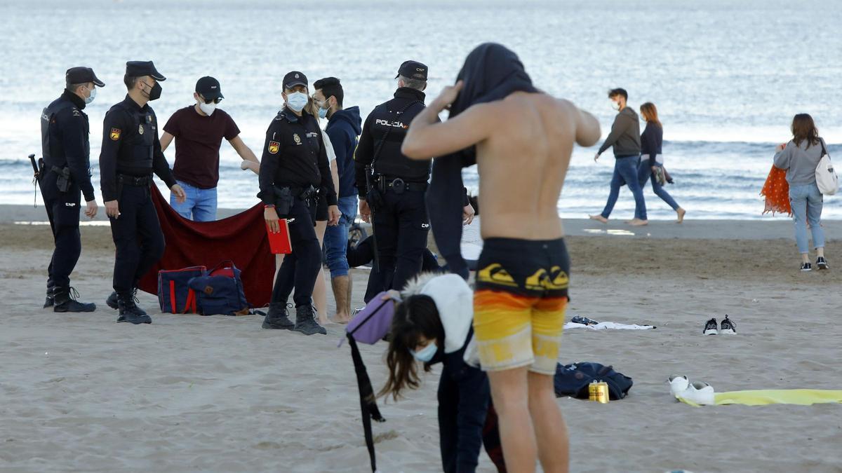 Buscan a un joven desaparecido en el agua de la playa de la Malva-rosa