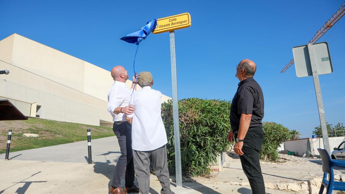 Berenguer destapando el nombre de su calle frente al Auditori.