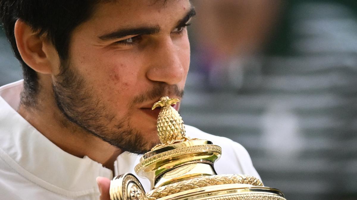 Alcaraz besa el trofeo de Wimbledon