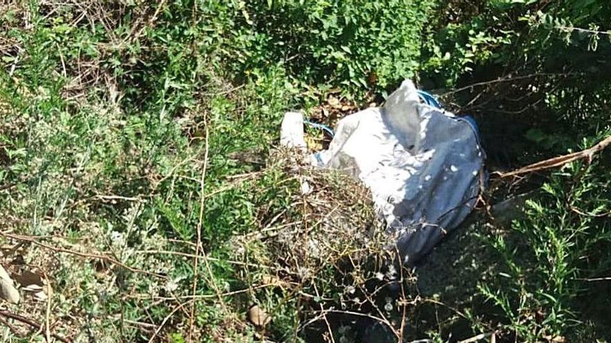 Un dels sacs de brossa llençats a la riera de Garreta