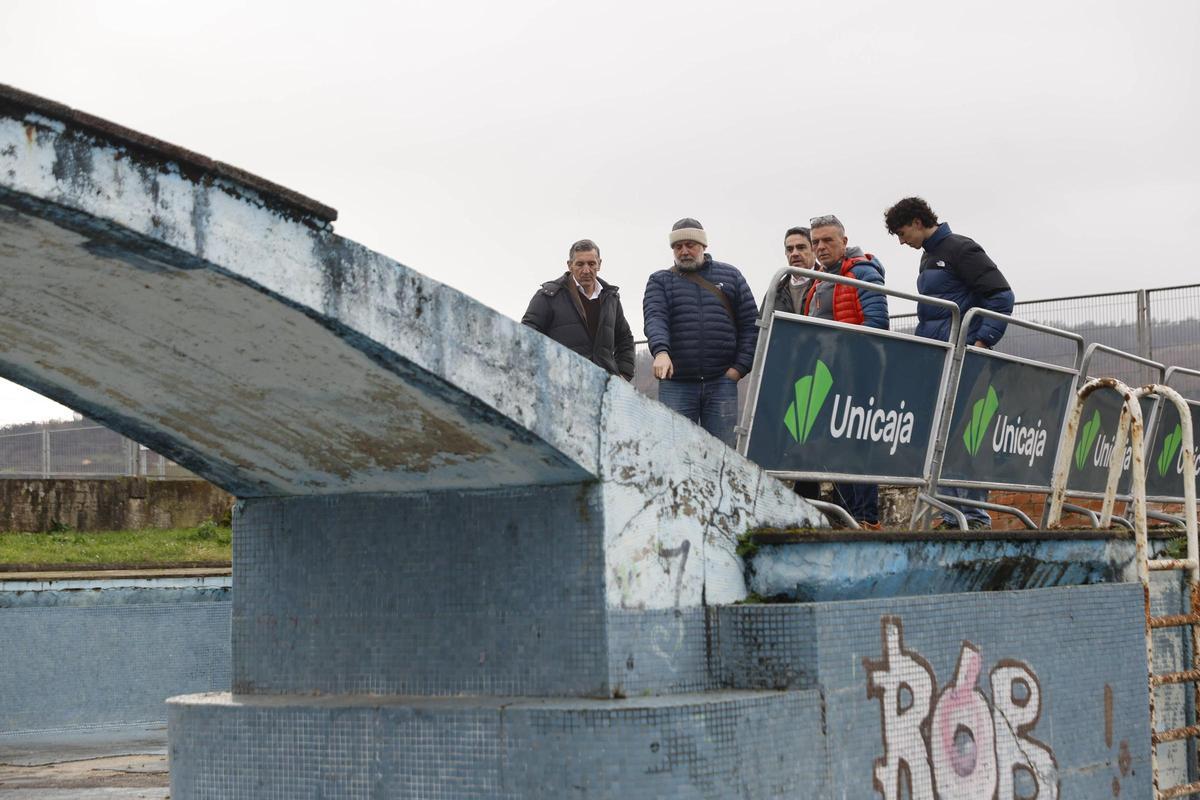 La visita de los técnicos a la piscina de la Laboral, en imágenes