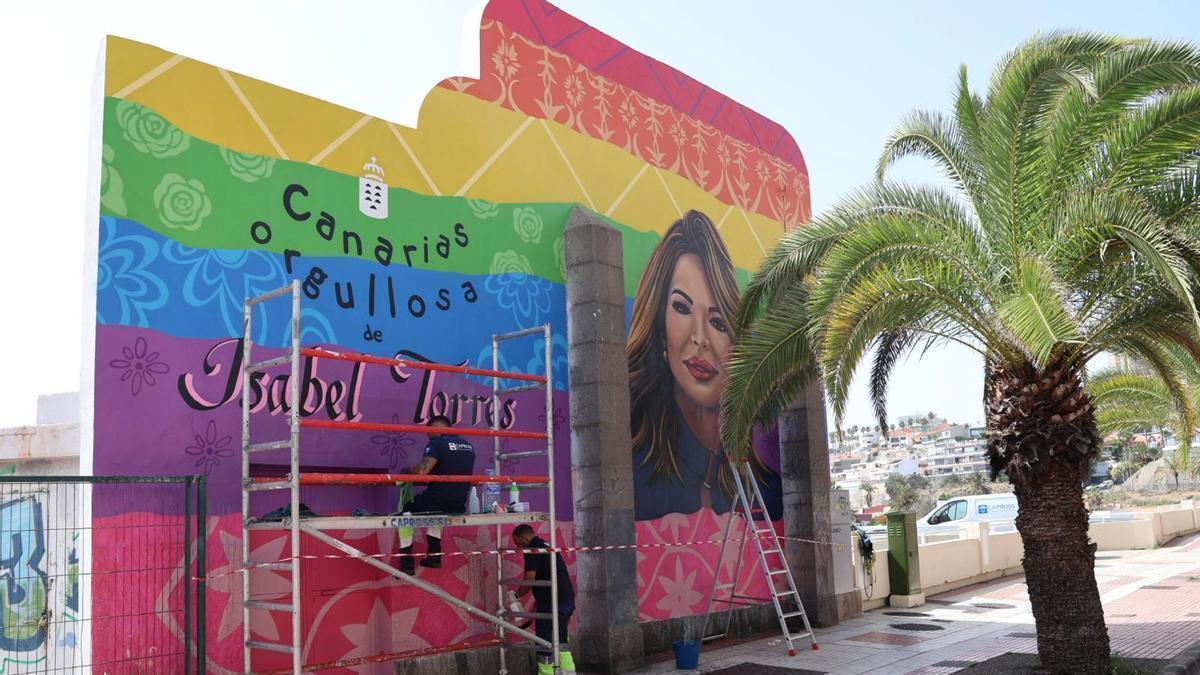 Personal municipal inicia los trabajos para recuperar el mural de Isabel Torres.