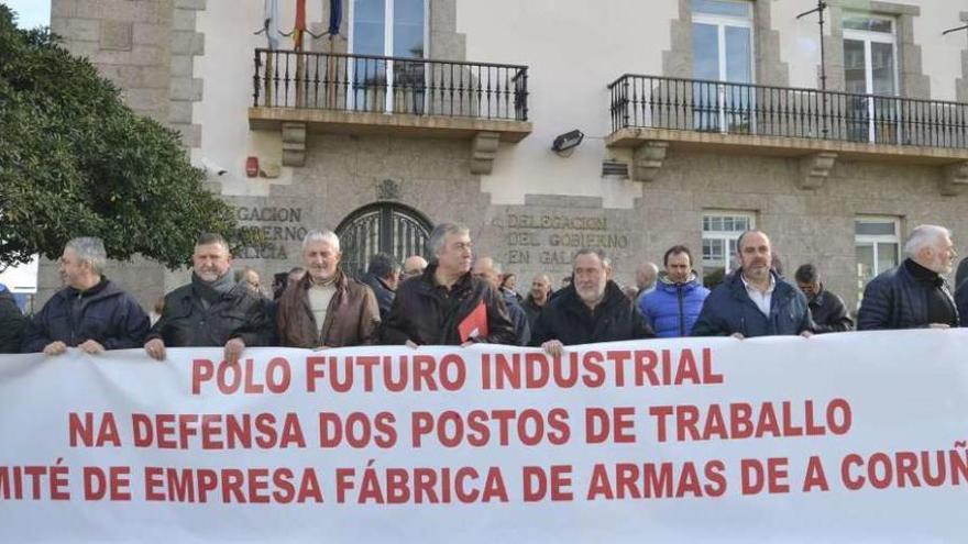 Extrabajadores de la fábrica de armas, ayer ante la Delegación del Gobierno en Galicia.