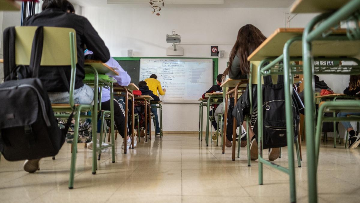 Un docente durante una clase en un centro de Tenerife.