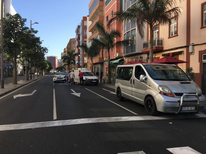 Accidente de tres vehículos en la calle Venegas