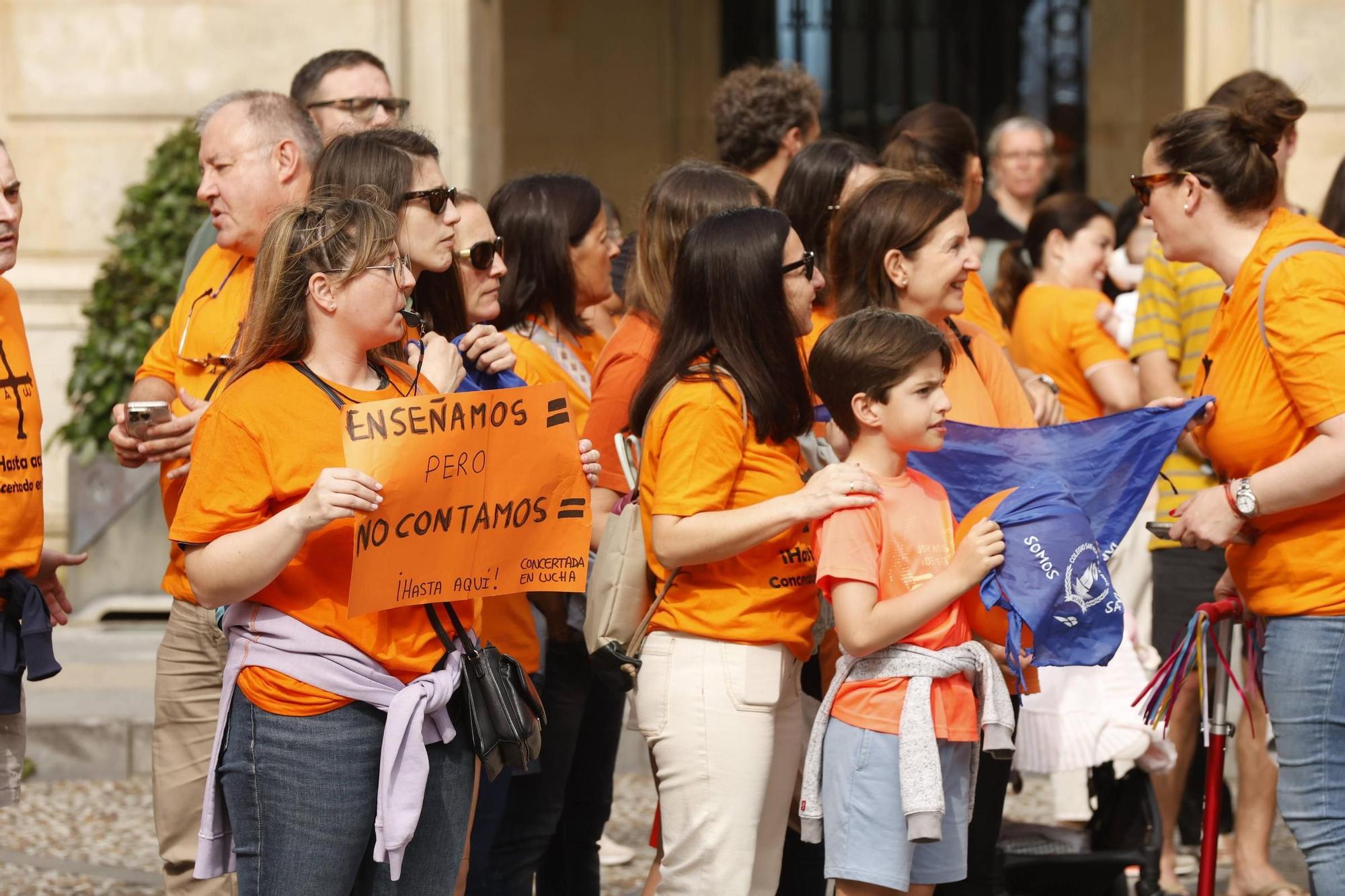 Así fue la gran concentración en Gijón por la educación concertada (en imágenes)