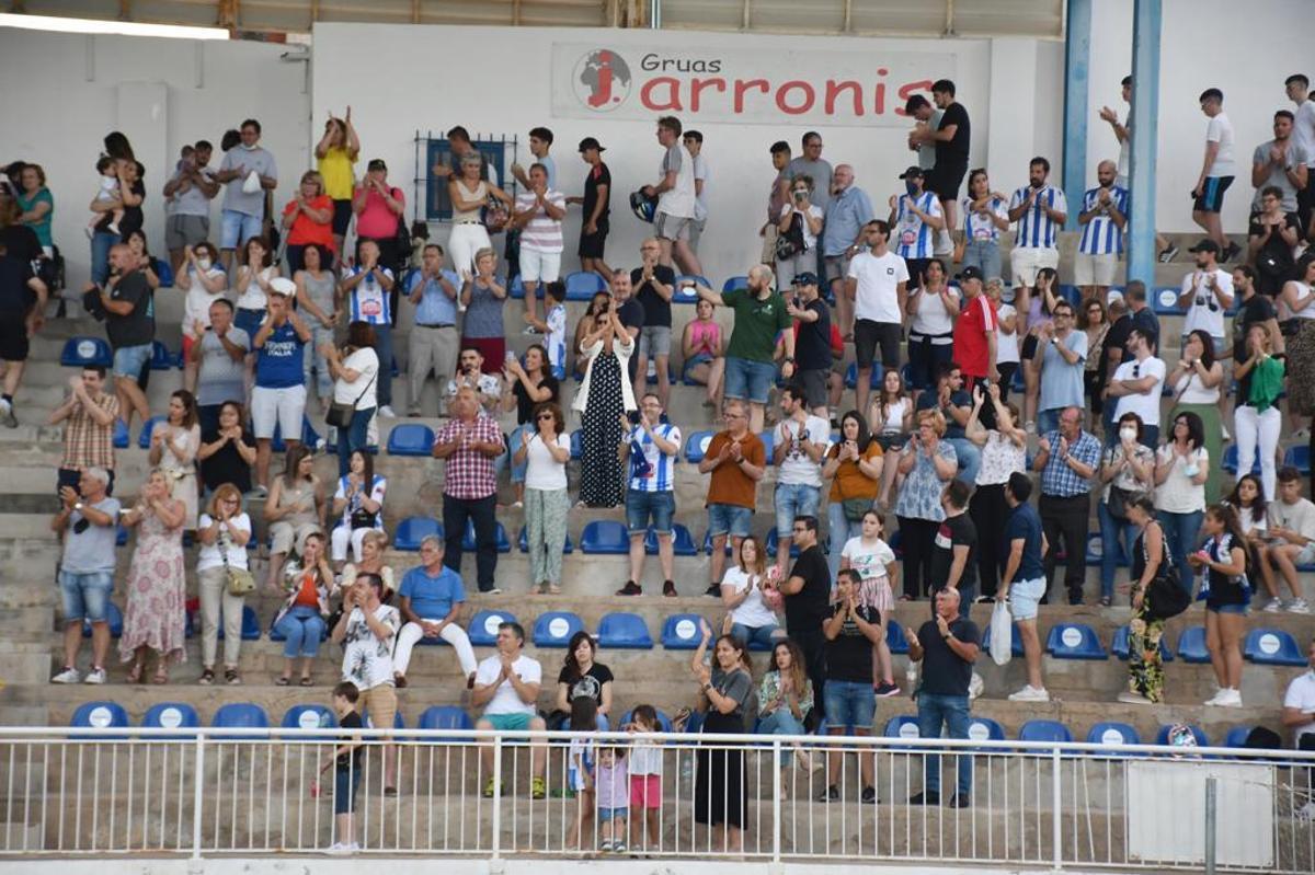 La afición del Crevillente Deportivo aplaude el trabajo de su equipo en el último partido en casa