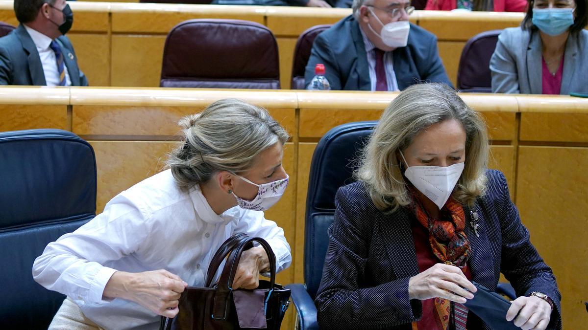 Las ministras Yolanda Díaz, a la izquierda, y Nadia Calviño, a la derecha, conversan el pasado noviembre en una sesión de control del Senado.