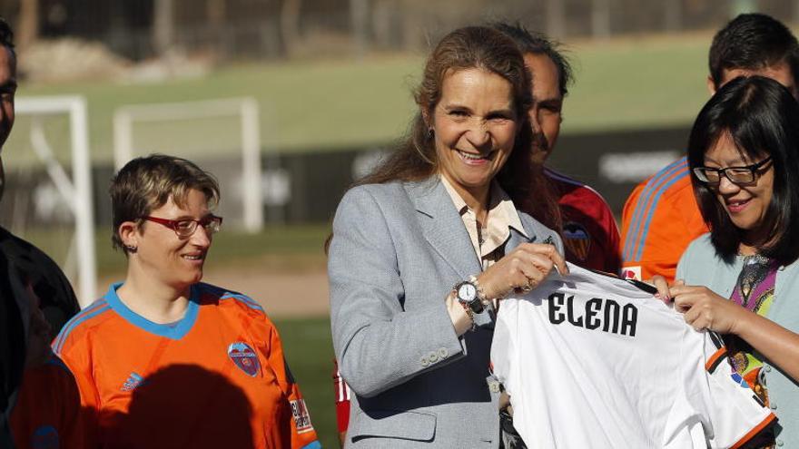 Lay Hoon entrega una camiseta del Valencia a Elena de Borbón