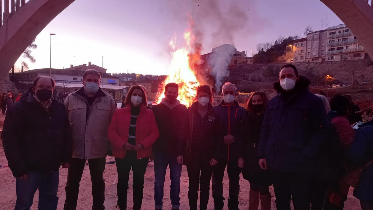 Algunos de los participantes en la hoguera, delante del fuego.